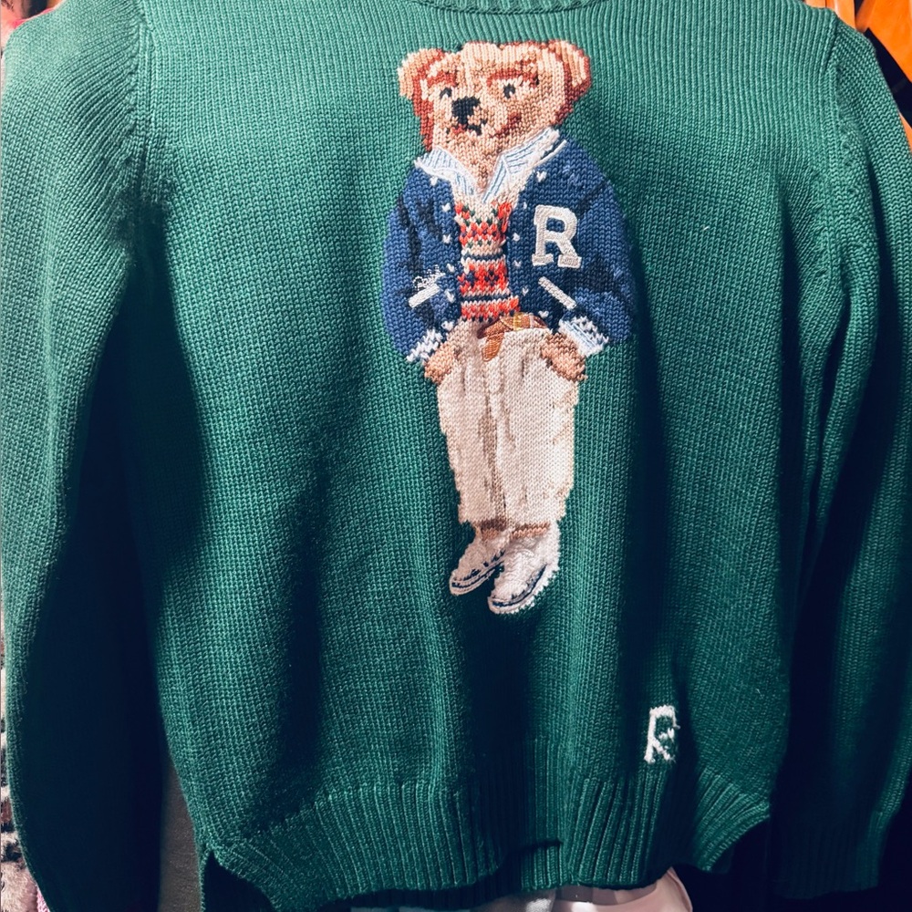 Women fashion Bear sweater size small 🧸